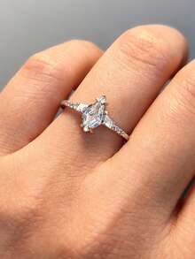 Anillo de mujer de plata de ley 925 con diseño geométrico único incrustado de circonita cúbica, joyería de moda y personalizada para que las mujeres lo luzcan en fiestas y reuniones