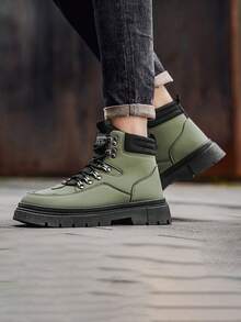 بوت رجالية عالية الكاحل، جديدة للخريف والربيع ذات نعل مطاطي مبطن بالفرو الأسود الناعم، بوت كاجوال متوسطة الطول، بوت رجالية عصرية تناسب البناطيل الجينز