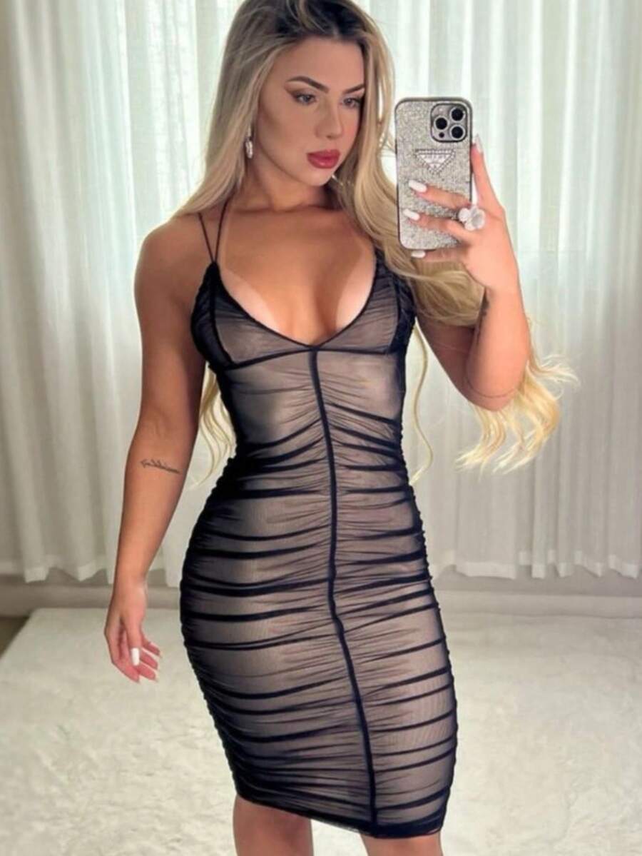 VESTIDO FEMININO TULE FRANZIDO NO CORPO COM DOCOTE PROFUNDO MODELO DE ALÇAS DUPLAS FINAS ACIMA DO JOELHO FASHION VERSATIL BALADA SEXY - Preto - Visão 1