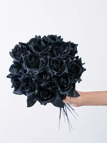 1/5 Ramos de rosas negras simuladas. En el estilo de fotografía gótico y oscuro. Para decoración de boda, decoración de habitación, decoración de fiesta como un accesorio para tomar fotos, para arreglar flores en jarrones, decoración del hogar y decoraciones del Día de San Valentín. Estas son flores artificiales muy realistas. No se incluyen los jarrones, pero se proporcionan los accesorios del ramo.