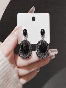 1 Pair Vintage Style Women's Earrings With Elegant Black Crystal Pendant Design, Perfect For Fashionable And Versatile Look