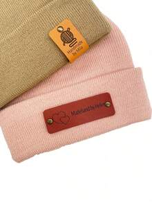 定制针织皮革标签 - 一套个性化的仿皮标签,铆钉固定,可定制姓名和心形/花卉图案,多种颜色可选,适用于针织、手工或钩编项目,可用于制作毛线帽、母亲节礼物、父亲节礼物、朋友礼物、手工艺品、装饰吊牌、铆钉固定标签、手工配件、创意必备品。 - 多色 - 查看 3