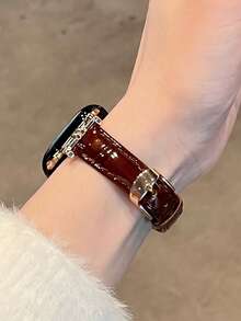 Dây đeo đồng hồ bằng da mềm mại, mạ vàng, họa tiết chữ D, thương hiệu thời trang, phù hợp với 46mm 38mm 40mm 41mm 42mm 44mm 45mm 49mm; Dây đeo thay thế bằng da ánh ngọc trai thanh lịch dành cho nữ, phù hợp với Series 11 10 9 8 7 6 5 SE Ultra 2; Phụ kiện thời trang dành cho nữ, quà tặng Giáng sinh và Ngày Valentine. - Màu Đỏ Sâu - Xem 5