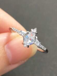 Anillo de mujer de plata de ley 925 con diseño geométrico único incrustado de circonita cúbica, joyería de moda y personalizada para que las mujeres lo luzcan en fiestas y reuniones