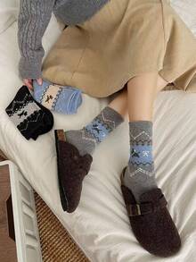 Damen Winter Socken warm, dick gestrickt, weich, vintage, lässig, Crew Socken. Warme, nicht abfärbende, weiche Schlaf-Strumpfwaren mit Fair Isle Muster. Strapazierfähige, bequeme Stricksocken für Zuhause als Grundausstattung für Damen. Dicke & warme Socken für Damen zum Tragen mit Schneestiefeln oder Knöchelboots.