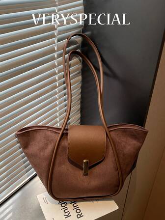 1个秋冬新款复古手提包，棕色美拉德色麂皮PU拼接，精致金属装饰翅膀设计，时尚百搭翻盖单肩/腋下包，通勤风格