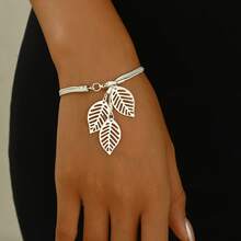 1 Peça Pulseira Feminina de Moda Personalizada com Pingente de Folha Oca, Acessório de Corrente de Folha de Bordo Minimalista e Versátil para Outono/Inverno