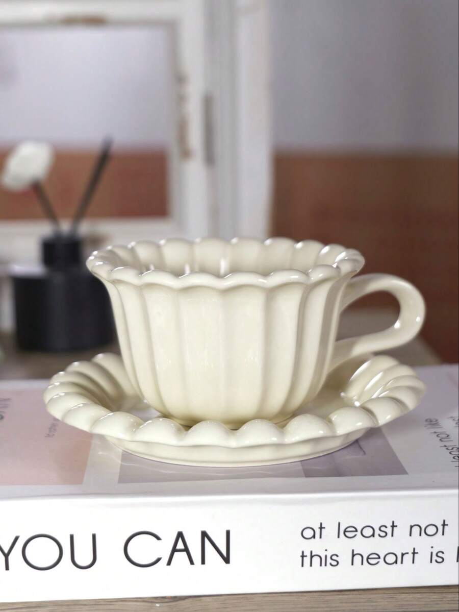 Minimalistischer Retro-Stil Keramik Kaffeetassen- & Untertassen-Set, mit elegantem geschwungenem Körper, cremig-glatter Oberflächenstruktur, kombiniert mit klassischer Latte-Tassen-Form, kann leicht Milch, Latte, schwarzen Tee und andere Getränke aufnehmen, ein derzeit beliebter Retro-Tassen- und Untertassen-Stil, der Ihrem täglichen Nachmittagstee besonderen Charme verleiht.