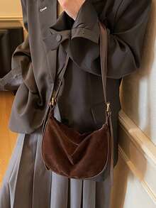 Modische und vielseitige Damen Halbmond-förmige einfache und lässige Schultertasche und Umhängetasche, mit Reißverschluss, aus Wildleder und Leder Materialmix, verstellbarer Schultergurt, geeignet für Pendeln, Einkaufen, Reisen und Ausgehen.