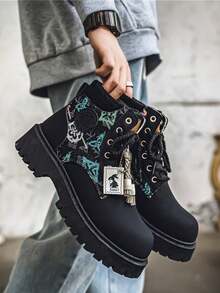 Botas para hombres, nuevo estilo británico casual de otoño/invierno con suela gruesa, zapatos de caña alta, botas de trabajo con decoración de flecos para motocicleta