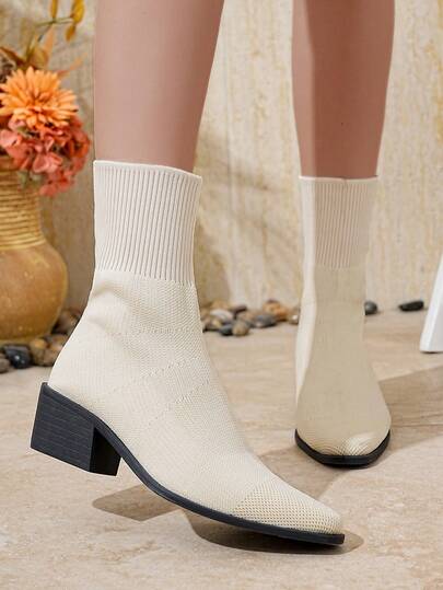 1 双女士纯色时尚褶皱尖头粗跟踝靴，适合四季办公室穿着