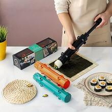 Tragbare, robuste Kunststoff-Sushi-Zubereitung-Werkzeug, geeignet für Camping - einfache Bedienung, ideal für Anfänger, einzigartiges Raketentube-Design Küchen-Form - leicht und kompakt, ideal für Outdoor-Picknicks und Küchen-Zylinder-Sushi-Zubereitung-Maschine Schnell-Sushi-Bazooka Japanische gerollte Reis-Fleisch-Form Reisball-Form Küchen-Bento-Zubehör