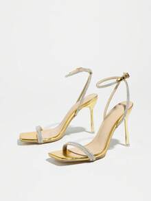 Sandales à talons hauts pour femme, une bride, entièrement ornées de strass, bout carré, fine boucle ornée de strass scintillants, talons aiguilles à la mode en plaqué or brillant, idéales pour le printemps/été, les soirées, les expositions d'art en plein air, la rue, les banquets haut de gamme, matériau en feuille de haute qualité, sandales à talons hauts dorées à la mode et élégantes.