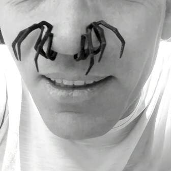 逼真的蜘蛛腿鼻假体 - 万圣节服装配饰，适合恶作剧派对和化妆舞会，耐用的塑料假鼻子，有 8 条腿，非常适合恐怖季节的乐趣，万圣节服装配饰|逼真的设计|耐用的塑料腿，万圣节服装配饰