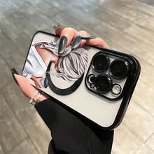 Una chica sostiene una taza de café. Este teléfono con lente integral y acabado electrochapado magnético admite carga inalámbrica magnética y es compatible con phone 16 Pro Max, 16, 15 Pro, 14, 14 Plus/14 Pro Max, 13, 13 Pro, 12 Pro, 11/11 Pro y la serie Pro. Es un excelente regalo para amigos, cumpleaños y festividades. - Negro - Ver 10