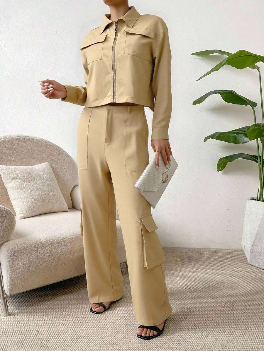 Conjunto de dos piezas para mujer, novedad de otoño/invierno. Corte holgado con cintura ajustada para una silueta favorecedora. Informal, pero elegante y sensual, ideal para el día a día. Perfecto para las vacaciones, looks inspirados en el año 2000, salidas, citas y ocasiones festivas. Ideal para Navidad, Halloween y celebraciones de Año Nuevo. Estética Old Money con detalles de bolsillos de inspiración utilitaria. Disponible en caqui, negro, blanco, albaricoque, verde y gris.  Traducción realizada con la versión gratuita del traductor DeepL.com