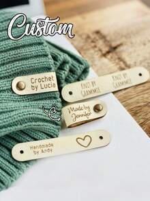 定制针织皮革标签 - 一套个性化的仿皮标签,铆钉固定,可定制姓名和心形/花卉图案,多种颜色可选,适用于针织、手工或钩编项目,可用于制作毛线帽、母亲节礼物、父亲节礼物、朋友礼物、手工艺品、装饰吊牌、铆钉固定标签、手工配件、创意必备品。 - 多色 - 查看 4
