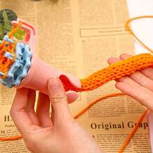 1 套 Wonder Knitter 纱线绕线机套件，带可互换双头旋转线制作器、拾线器、2 根塑料缝纫针、DIY 工艺羊毛编织针工具、手动双头组合可换头编织手链绕线机（带英文说明书）- 耐用塑料材质