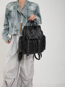 Mochila de estilo punk con pespunte de remaches - Un elemento esencial diario que combina rebeldía y practicidad. Esta mochila negra, centrada en la estética punk, está elaborada en texturizado para crear un Body tridimensional.