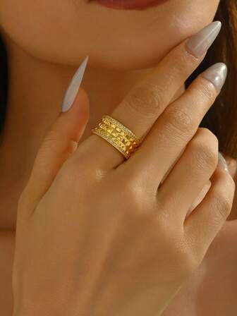 1pc Women's Vintage Luxurious Cubic Zirconia Wide Band Ring, Featuring 3D Rhombus Design Band With Transparent Stones On Sides, Conveying Elegant Vibe, Suitable For Formal Events, Retro Themed Occasions, And Casual Daily Wear