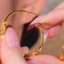 1 par de elegantes pendientes de aro con volantes retorcidos: tachuelas plateadas con brillantes diamantes de imitación, joyas llamativas y brillantes para fiestas y uso diario, un accesorio glamuroso para mujer. - Dorado - Ver 7