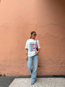 Camiseta Feminina Gola Redonda Estampa do Verão SARDINES & TOMATO Blusa em Algodão Premium