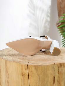 2025 Nowe, ręcznie robione, francuskie, retro, białe, skórzane, z kokardą i perłami, grube, wsuwane czółenka na obcasie, uniwersalne, wysokie obcasy dla kobiet