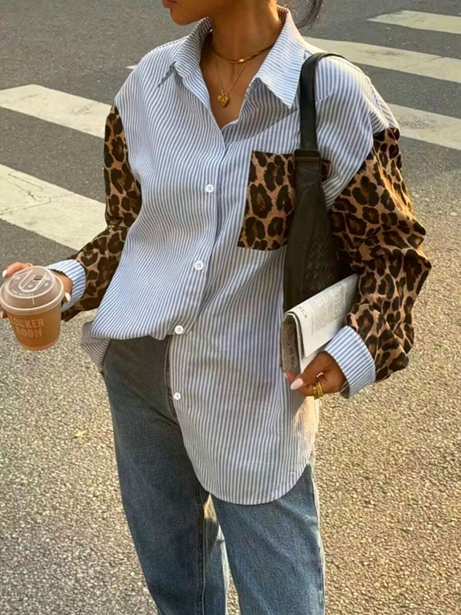 Camicia con maniche a righe blu e bianche, con stampa leopardata a patchwork, design unico della tasca, moda da strada - azzurro cielo - Visualizzare 1