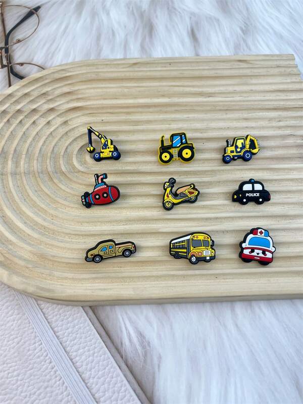 9 Stücke/Set Transportthemen Dekorationszubehör, inklusive Bagger, Auto, U-Boot Cartoon Muster, geeignet für Sandalen, Armbänder, Hausschuhe, Handydekoration, ideales Geschenk für Paare, Geburtstag, Feiertage