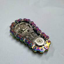 Juguete giratorio con diseño de cadena de bicicleta de 2 engranajes, de acero inoxidable con cojinetes suaves, juguete premium para inquietos - Colorido