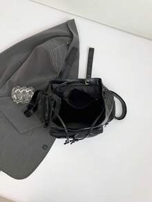 Mochila de estilo punk con pespunte de remaches - Un elemento esencial diario que combina rebeldía y practicidad. Esta mochila negra, centrada en la estética punk, está elaborada en texturizado para crear un Body tridimensional.