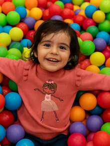 Suéter para niña de manga larga color rosa, tejido calientito y suave con hermoso estampado de bailarina y delicados olanes en los hombros. Ideal para días fríos, fácil de combinar y perfecto para que las pequeñas luzcan cómodas y con estilo en cualquier ocasión especial. - Rosa - Ver 3