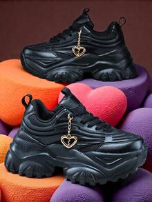 Tênis Casuais de Moda Feminina com Salto de 7cm e Decoração de Pingente de Coração de Metal 3D, Sola Grossa de EVA para Uso Externo, Absorção de Impacto, Antiderrapante, Sapatos Casuais Pretos de Bico Redondo com Cadarço, Malha Respirável, Adequado para Estudantes Universitários, Adolescentes, Uso Diário, Encontros, Exercícios, Escritório