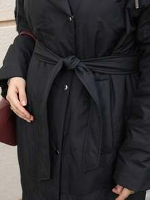 Astrid Jaket Musim Dingin Elegan Ukuran Besar dengan Tudung, Mantel Bulu Angsa Hitam Berlapis dengan Resleting Depan dan Desain Kancing - Hitam - View 8