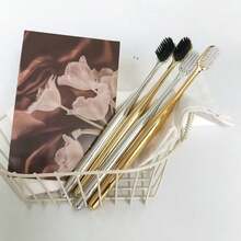 2 pièces Brosses à dents dorées pour adultes, brosses à dents de luxe à poils doux, style de couple, conçues pour un nettoyage en profondeur des gencives, convient aux dents et gencives sensibles, adapté à une utilisation quotidienne à la maison.