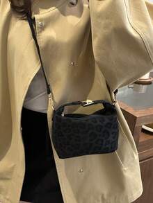 Mini bolsa fashion com estampa de leopardo e cadeado, bolsa hobo minimalista, bolsa vintage minimalista com estampa de leopardo, bolsa minimalista fashion, bolsa quadrada pequena, bolsa baguette vintage fashion, bolsa axila minimalista versátil fashion, bolsa quadrada pequena fashion para viagem, bolsa de ombro/cruzada versátil - Preto - Ver 4
