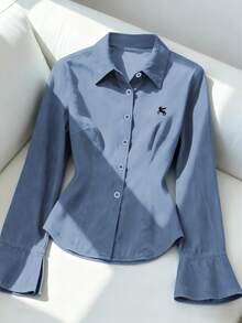 Camicia da donna con design in vita aderente, con maniche lunghe ricamate, collo alla coreana e chiusura con bottoni. Realizzata in tessuto elasticizzato e resistente alle pieghe, questa versatile top monocromatica è perfetta per l'uso quotidiano e si adatta con facilità anche a contesti professionali eleganti. - azzurro - Visualizzare 1