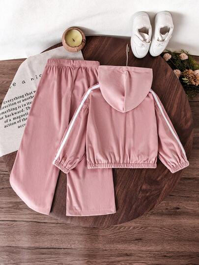 Bộ đồ thể thao có mũ trùm đầu màu hồng cho bé gái, thiết kế khóa kéo dễ mặc, tràn đầy sức sống! Bộ đồ có mũ trùm đầu bằng vải nhung kẻ màu hồng, họa tiết sọc trắng cổ điển ở bên hông, thoải mái và bắt mắt cho các hoạt động ở trường và vui chơi ngoài trời, phong cách thể thao, phù hợp cho mùa xuân, mùa thu và mùa đông.