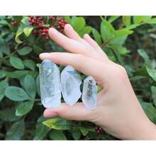 Lot Of 3 Large Clear Quartz Point Crystals (1"-1.5"). These Natural Clear Quartz Points Boast Bright Transparency And Sharp, Well-Formed Tips, With Each Piece Measuring Between 1" And 1.5" For A Substantial Presence. Retaining Their Raw, Organic Charm, They're Ideal For Crystal Collections, Elegant Shelf Displays, Or Adding A Luminous Touch To Small Craft Projects Like Terrariums Or Desktop Accents. - Clear - 查看 3