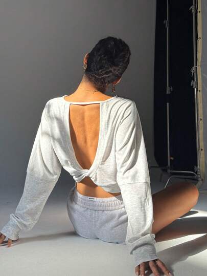 畅销款！浅灰色露背短款长袖上衣，慵懒又性感