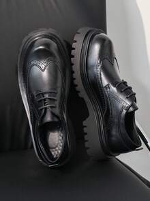 男士经典复古布洛克雕花皮革商务休闲鞋，百搭厚底增高鞋，适合工作和正式场合，秋冬