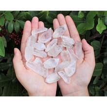 Lot Of 3 Large Clear Quartz Point Crystals (1"-1.5"). These Natural Clear Quartz Points Boast Bright Transparency And Sharp, Well-Formed Tips, With Each Piece Measuring Between 1" And 1.5" For A Substantial Presence. Retaining Their Raw, Organic Charm, They're Ideal For Crystal Collections, Elegant Shelf Displays, Or Adding A Luminous Touch To Small Craft Projects Like Terrariums Or Desktop Accents. - Clear - 查看 6