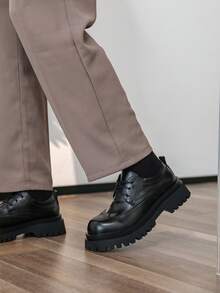 男士经典复古布洛克雕花皮革商务休闲鞋，百搭厚底增高鞋，适合工作和正式场合，秋冬