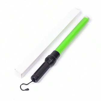 54 cm Bâton fluorescent professionnel, bâton d'avertissement à LED haute intensité alimenté par batterie, clignotant haute fréquence 3 couleurs rouge/bleu/blanc, visible à plus de 500 m la nuit. Matériau ABS anti-chute et étanche. Convient pour le contrôle de la circulation, les pompiers, les secours d'urgence, la sécurité des grands événements. Conception de queue magnétique pour fixation sur surface métallique, (piles vendues séparément), équipement d'urgence professionnel.