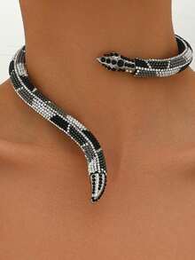 قلادة عنق مضبوطة الحجم بطبعة جلد الثعبان المقلد الأنيقة والمبالغ بها، يمكن ارتداؤها بشكل مرتخي حول الرقبة قطعة واحدة