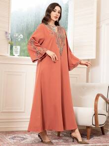 Elegant Arabic Dress With A V-Neck And Contrasting Local Flower Embroidery With Regular Long Sleeves - 酒紅色 - 查看 8