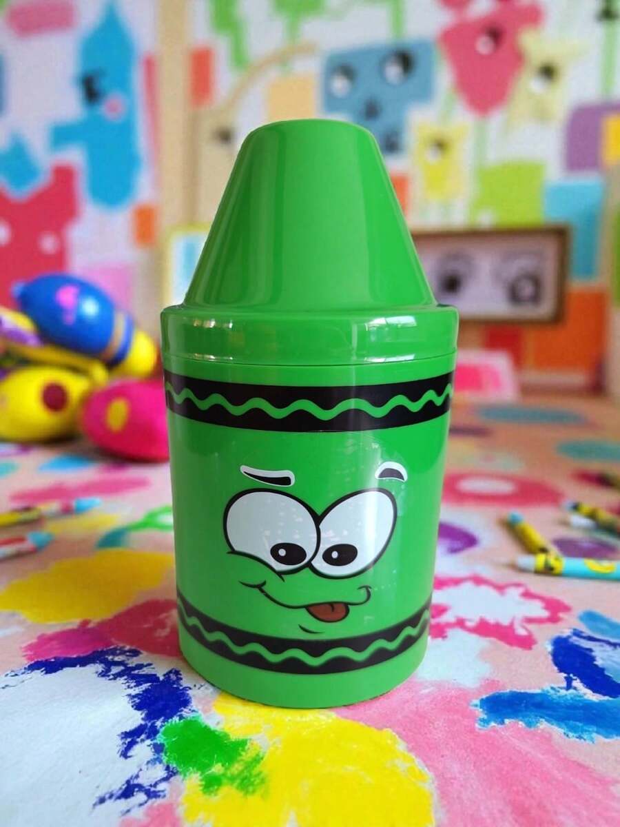 CRAYON CONTENEDOR DE BUEN TAMAÑO COLORES BRILLANTES INCLUYE TAPA Y STICKERS, IDEAL PARA ALMACENAR DULCES, GALLETAS, COLORES, SELLOS O CUALQUIER OTRO OBJETO, BUENA CALIDAD - Verde - Ver 1