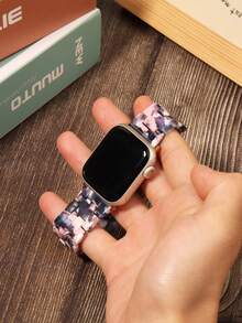 Cinturino per orologio in resina leggero e sottile compatibile con orologi da 49mm, 46mm, 45mm, 44mm, 42mm, 41mm, 40mm, 38mm, con fibbia in acciaio inossidabile, sostituibile per Serie SE, 11, 10, 9, 8, 7, Ultra, 6, 5, 4, 3, 2, 1, adatto per uomo e donna - floreale blu - Visualizzare 2