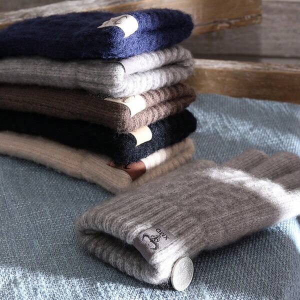 1 paire de gants d'hiver à double couche pour hommes et femmes, avec des rayures tricotées et un design couvrant tous les doigts. Également tricoté avec une étiquette en cuir avec un icône de taureau et une doublure en polaire pour vous garder au chaud par temps froid. Parfait pour les fêtes, la conduite, les jeux, le cyclisme, la randonnée et l'écriture. Accessoires d'hiver pour Halloween et Noël, gants de neige