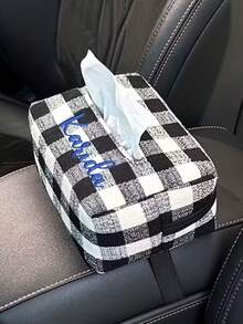 1 suport personalizat pentru cutie de șervețele auto, în carouri, brodat, nume brodat, extragere și fixare convenabilă a șervețelelor pentru modele auto universale, cadouri auto, cadouri de sărbători, depozitare auto, accesorii auto, organizare vehicul, accesorii auto, design în carouri, construcție robustă, instalare ușoară, suport pentru șervețele auto, cadouri pentru proprietar/șofer auto